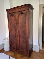 Hochwertiger historischer Schrank aus Massivholz