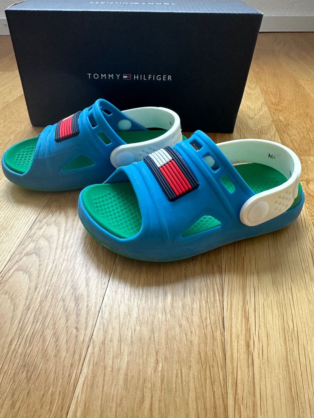 Tommy Hilfiger Scarpe per ragazzi: Tommy Hilfiger Badeschuhe Kinder Gr. 24 – Usato da Unterägeri venduto da StefanGekko 4