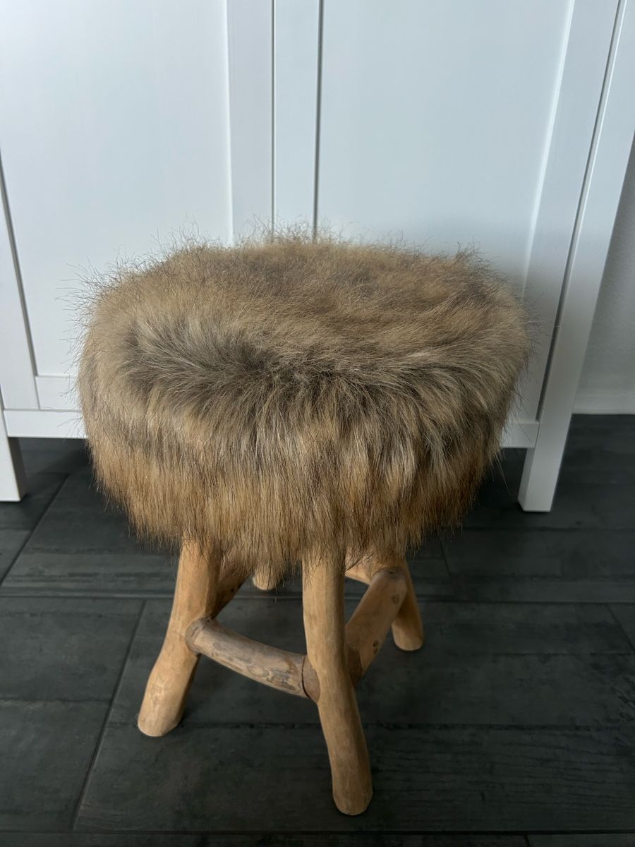 Sgabelli: Flauschiger Hocker mit Holzfüssen - ein Hingucker! – Usato da Ostermundigen venduto da mic_27pv 2
