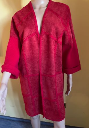 KURZER STRICKMANTEL  ROT VORNE WILDLEDER ÄHNLICH  38-40