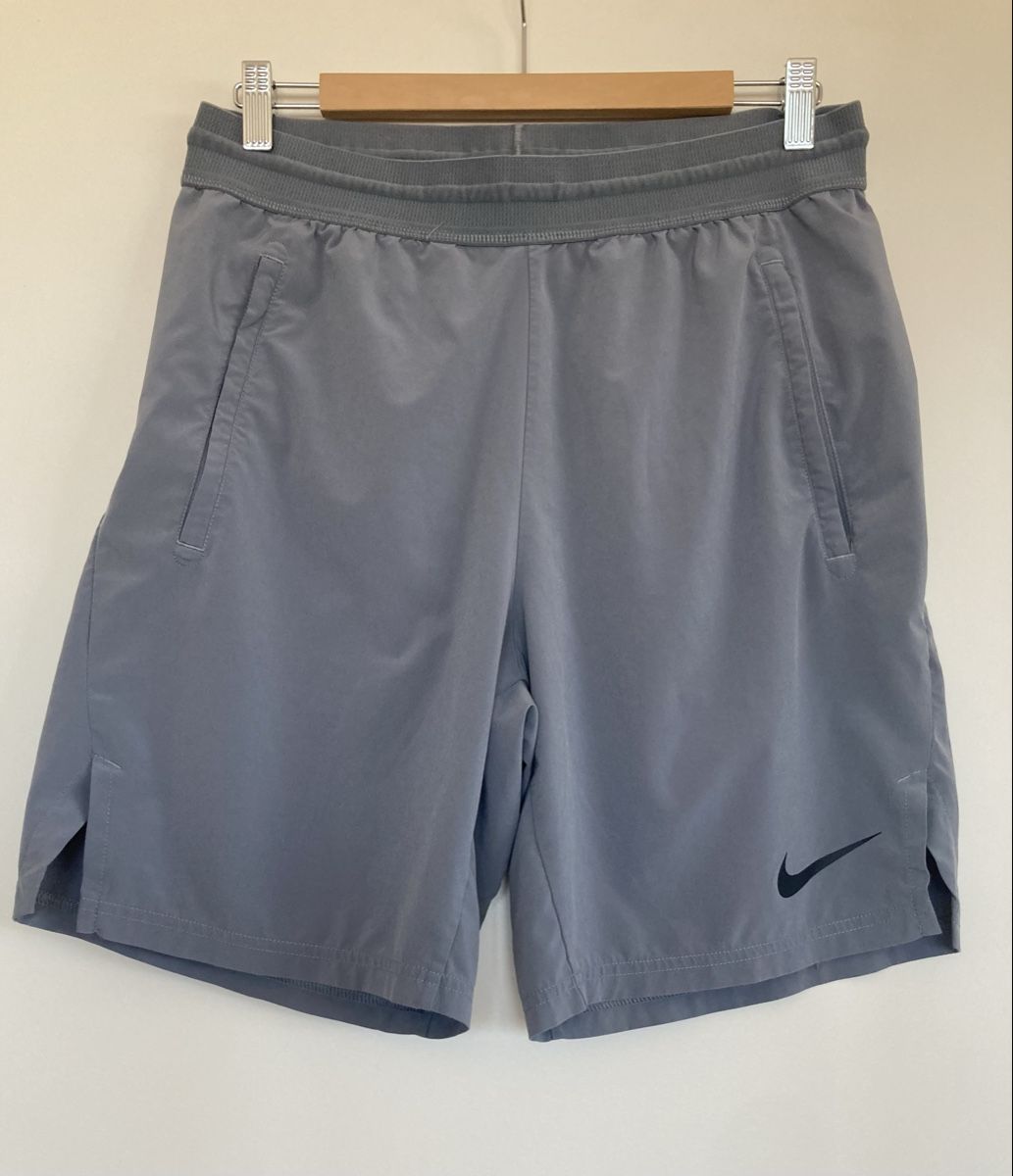 Nike Pantaloni: Shorts Nike Dri-Fit gris taille M – Usato da Chêne-Bougeries venduto da GiovannaDiLoreto