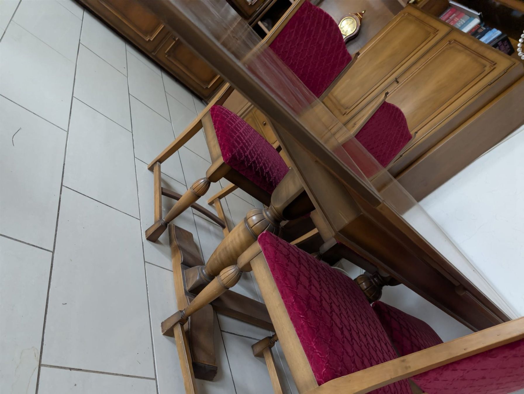 Set di tavolo e panche: Esstisch - Nussbaum mit 6 Stühlen – Usato da Bonstetten venduto da Theo75 3