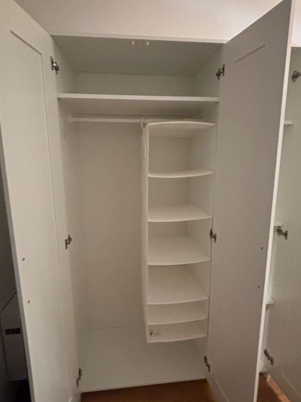 Armoires: White Wardrobe with Mirror - Stylish Storage Solution – D'occasion à Bern par kha_5nq6 5