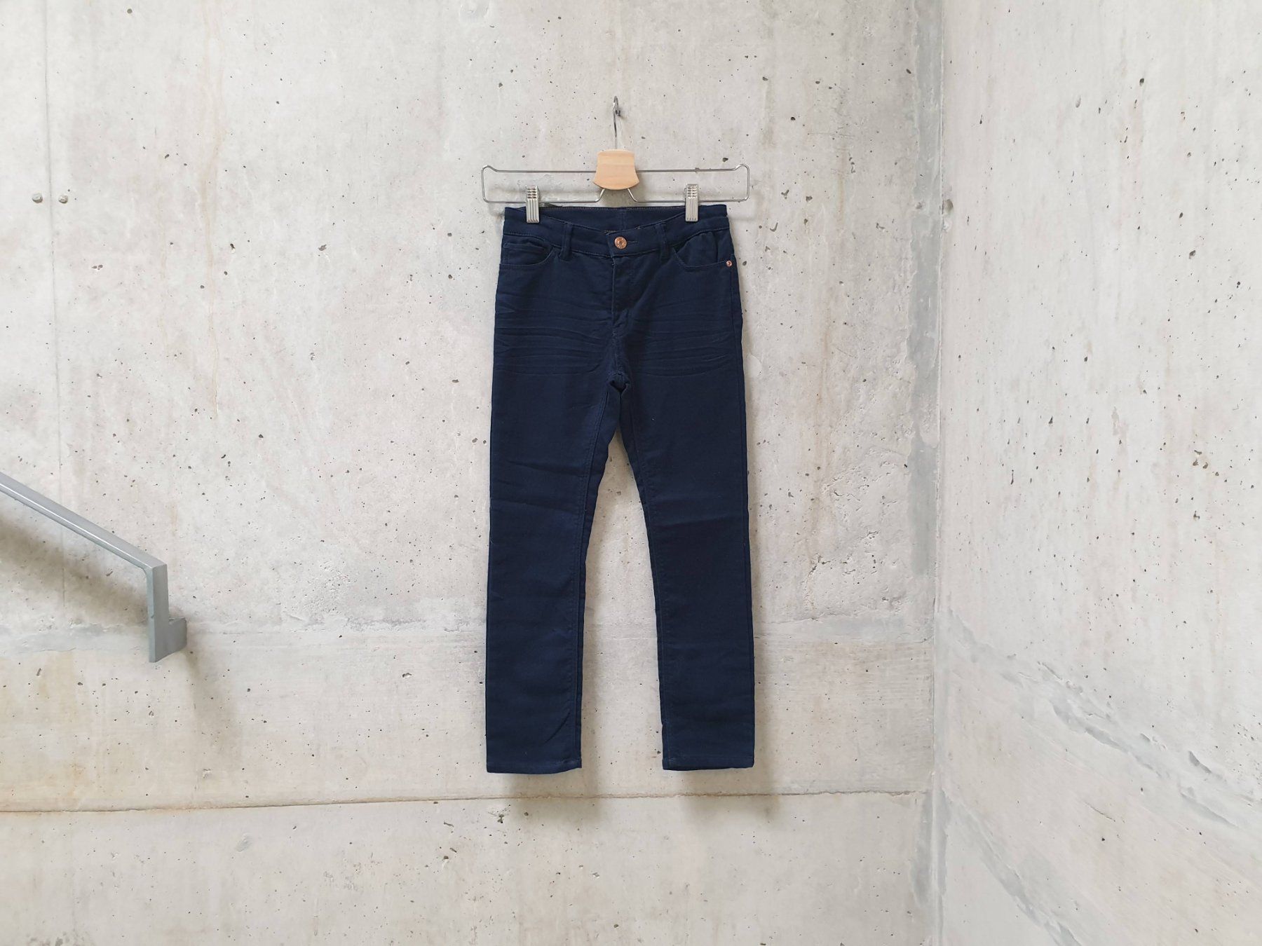 H&M Hosen: NEUF, Pantalon H&M, bleu marine, basic, garçon, taille 128 – Neu und originalverpackt aus Fribourg von fripons