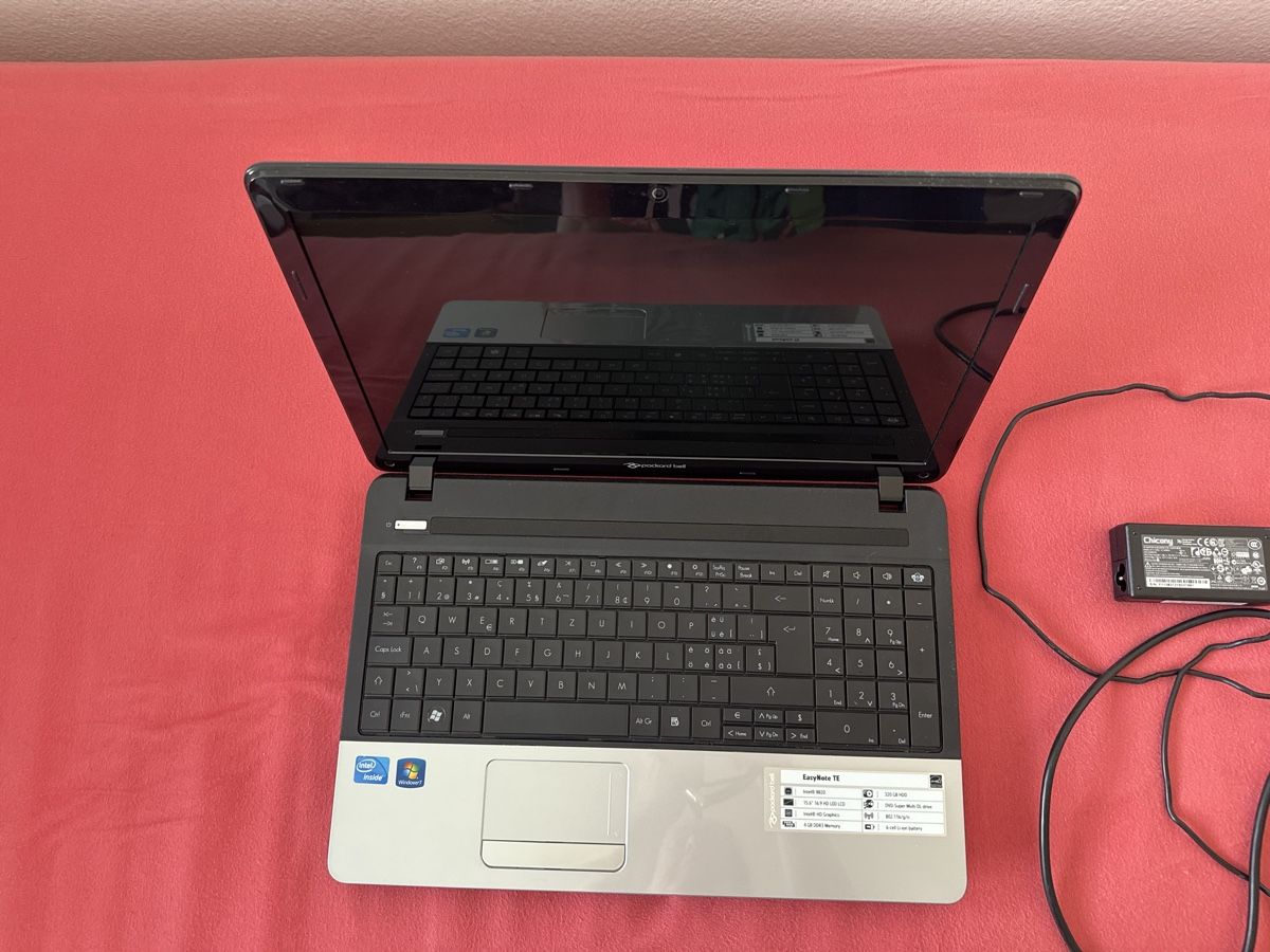 Portables: Packard Bell Notebook mit Zubehör – D'occasion à Horgen par CS75 4