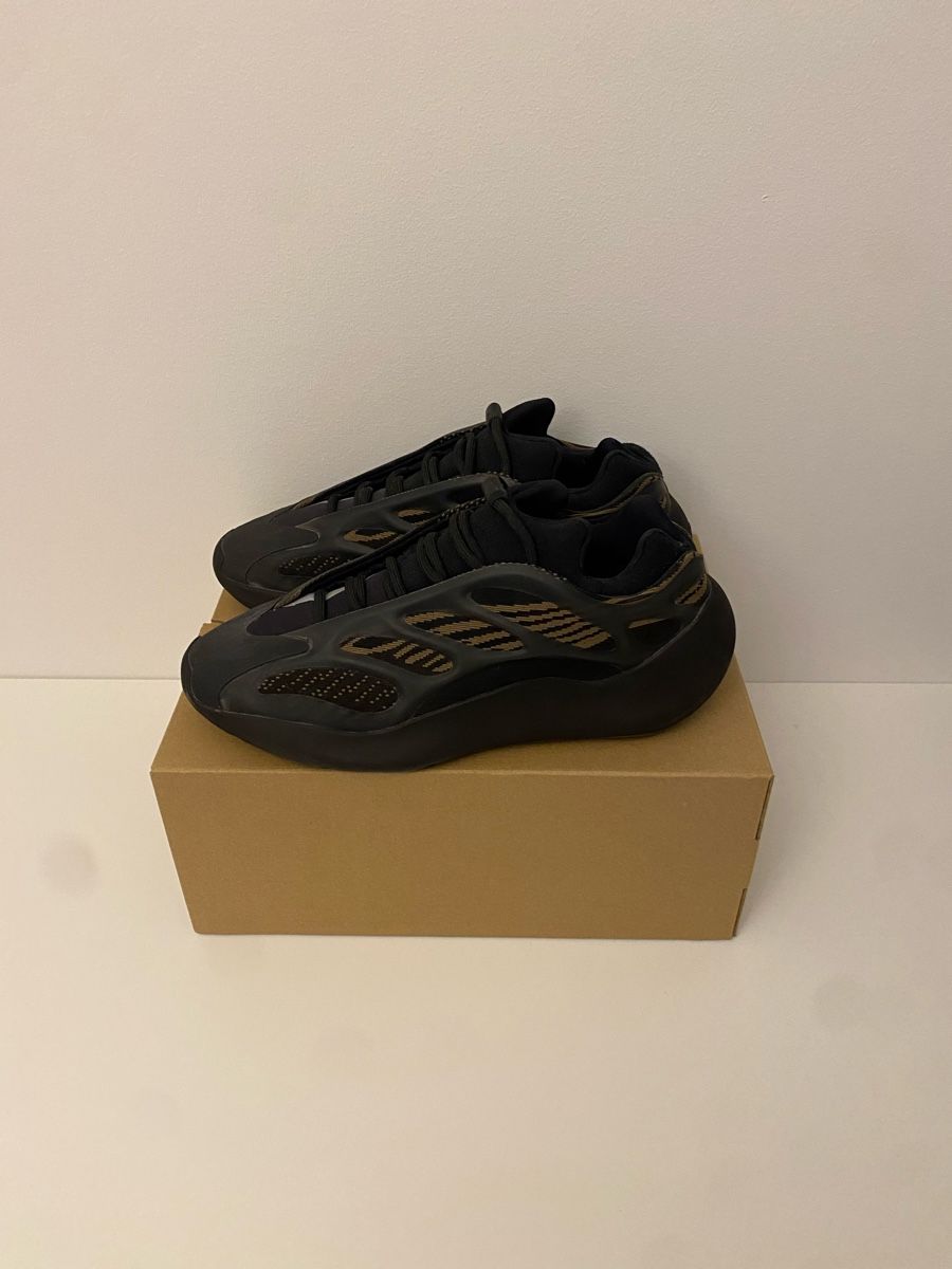 Adidas Herrenschuhe: Yeezy 700 V3 Sneaker Size 43 1/3 – Neu (gemäss Beschreibung) aus Brüttisellen von xe_m 1