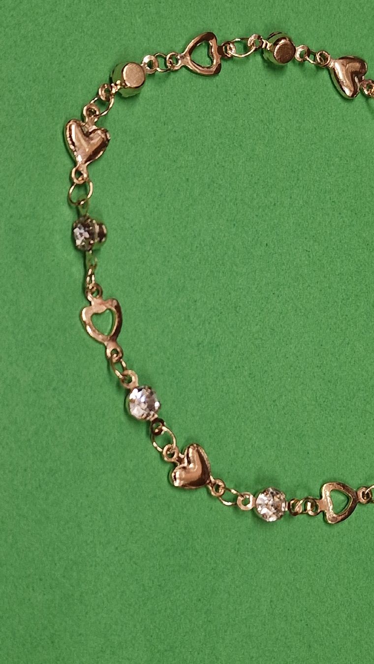 Bracciali & Braccialetti: Goldfarbenes Armband mit Herzchen und Glitzersteinen – Nuovo e nell'imballaggio originale da Herisau venduto da Antiques.AR 1