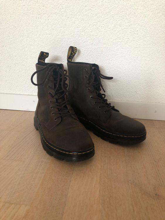 Dr. Martens Combs Leather Anfibi Unisex – Pelle Resistente, Suola Robusta, Chiusura Con Lacci