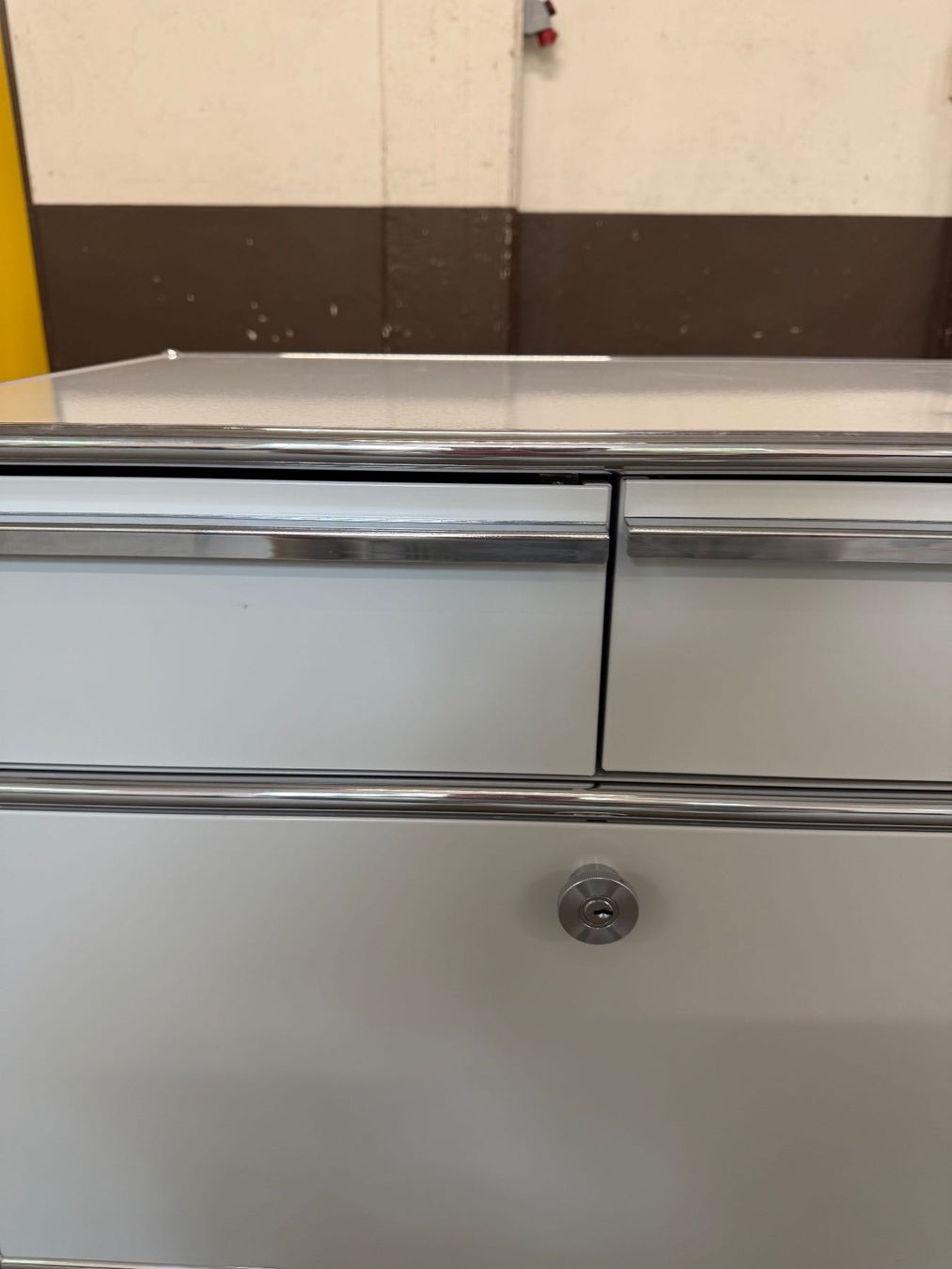 USM Banconi: USM Haller Rollcontainer mit 3 Schubladen – Usato da Dietlikon venduto da ComdatAG 7