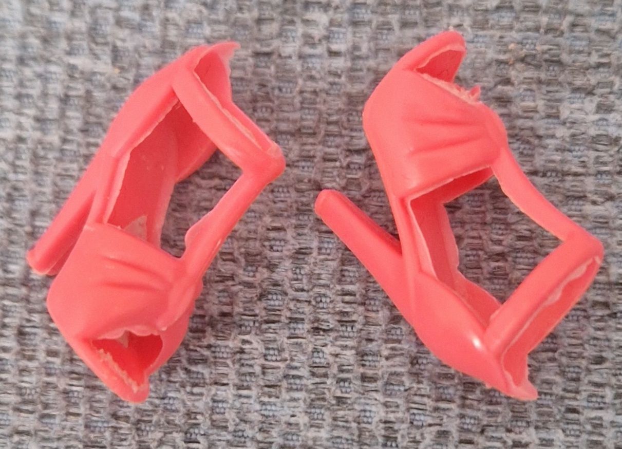 Poupées: chaussures pour Barbie – D'occasion à Couvet par Pioune