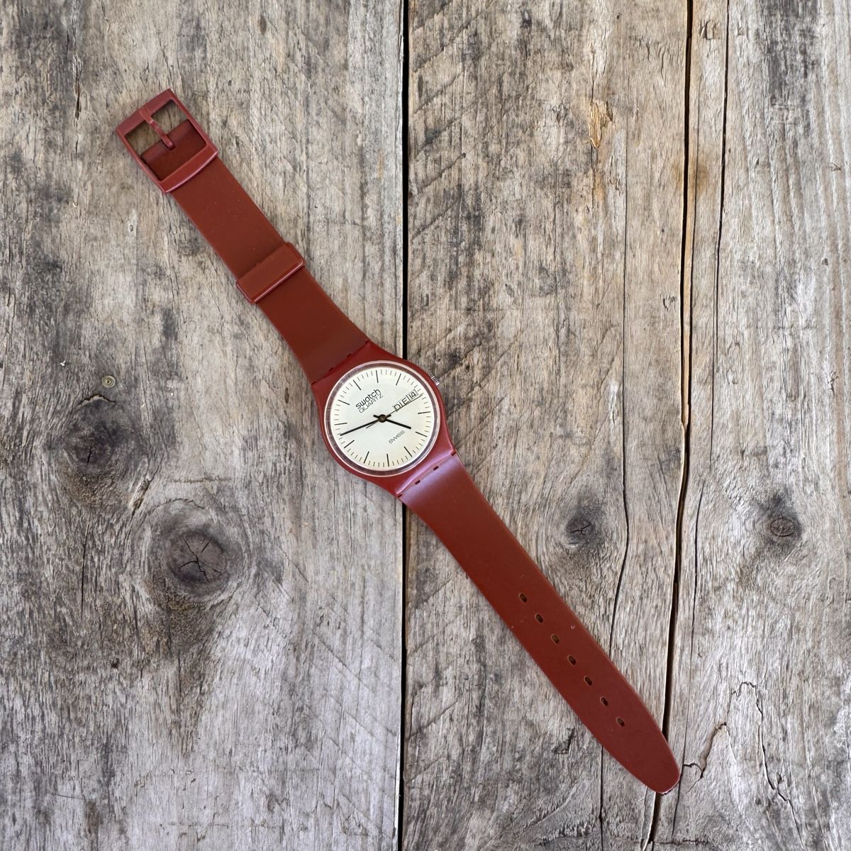 Swatch Orologi: Vintage Swatch GR700 1983 Red Back Code 683 – Usato da Arzier-Le Muids venduto da Avanna 1