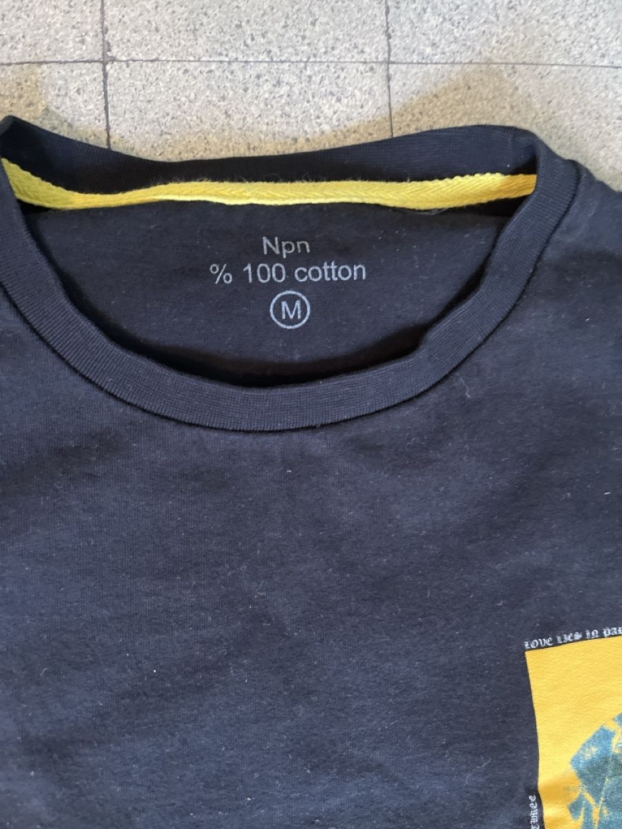 T-shirt: T-Shirt – Usato da Basel venduto da Buechermensch 1