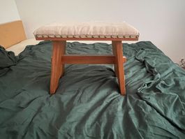 Hocker Holz mit Polsterung beige Holzgestell