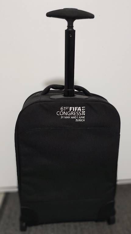 Adidas Reisekoffer: FIFA Adidas Reisekoffer, neu, schwarz – Neu und originalverpackt aus Schwerzenbach von Aura888 4