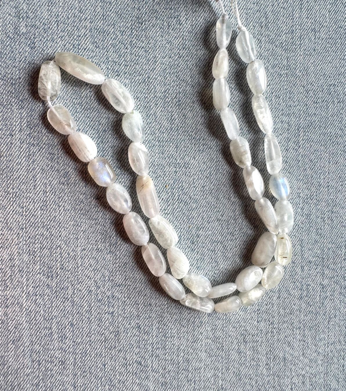 Catenine: exclusiver Mondstein wunderschön,   Strang       mit "Feuer" – Nuovo e nell'imballaggio originale da Leuggern venduto da gemshow 7