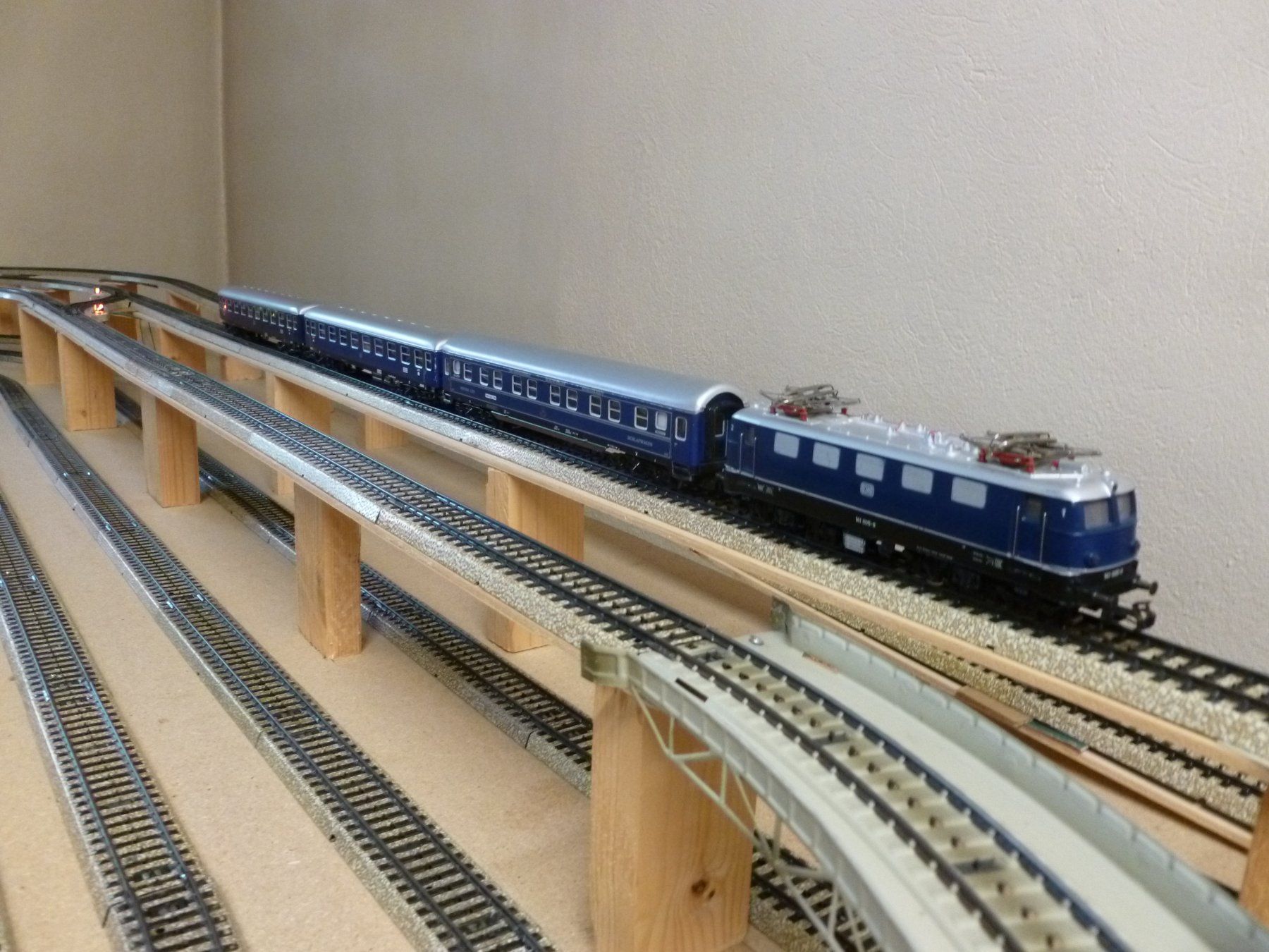 Märklin Modellini di ferrovie: blauer Schnellzug, mit Innenbeleuchtung – Usato da Oberbipp venduto da Vifu