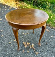 Kleiner runder alter Holztisch