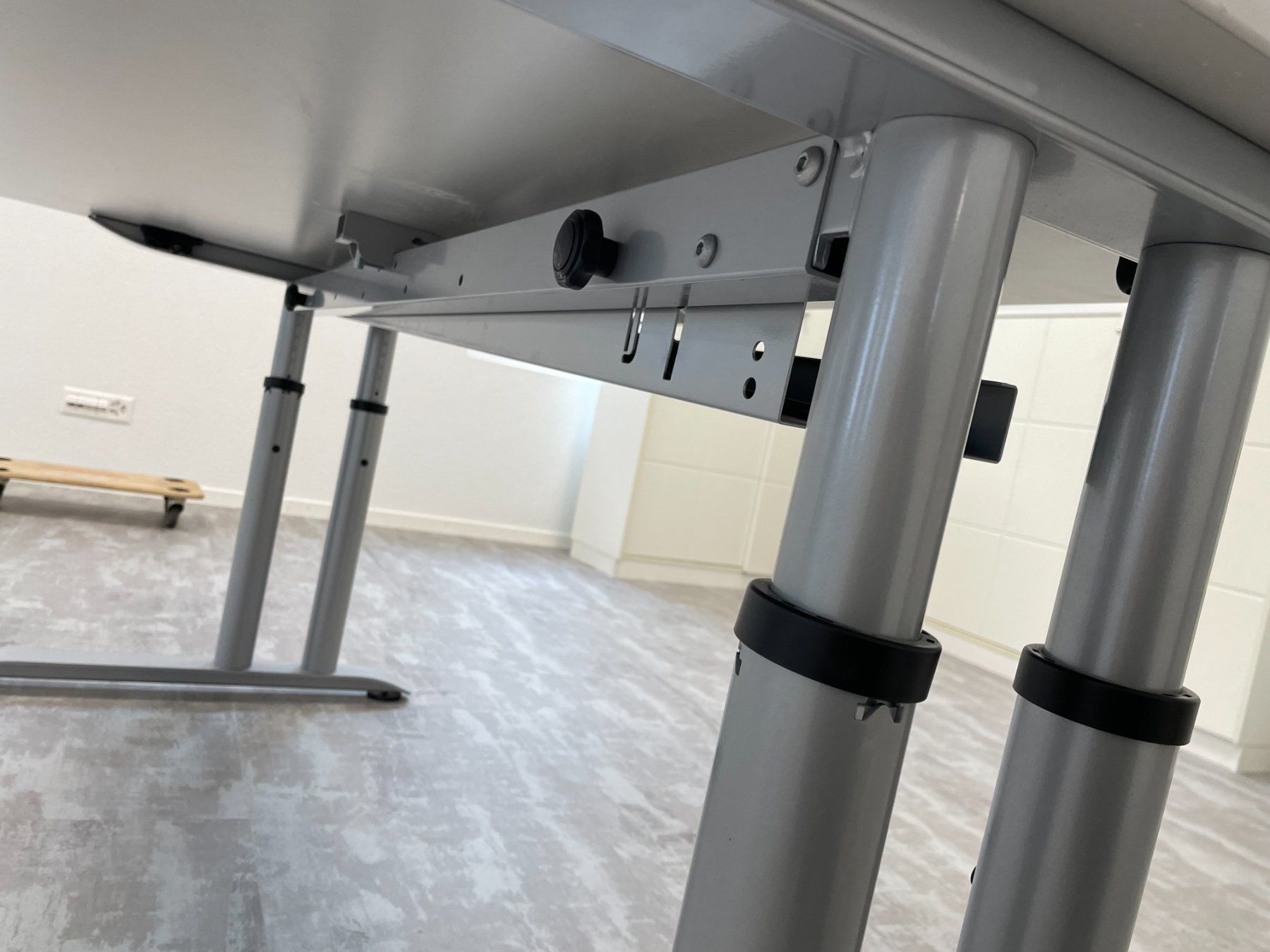 Schreibtische: Bachmann Bürotisch – weiss, mit Kabelmanagement – Gebraucht aus Wollerau von joh_2t8v 3