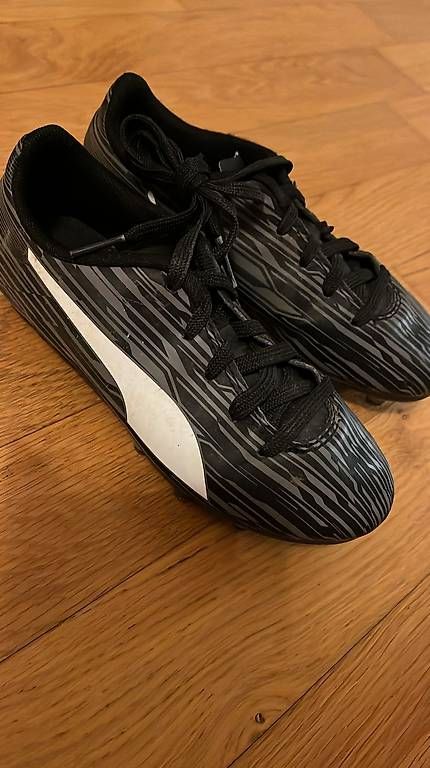 Scarpe da uomo: Zwei Fussballschuhe – Usato da Solothurn venduto da maevren