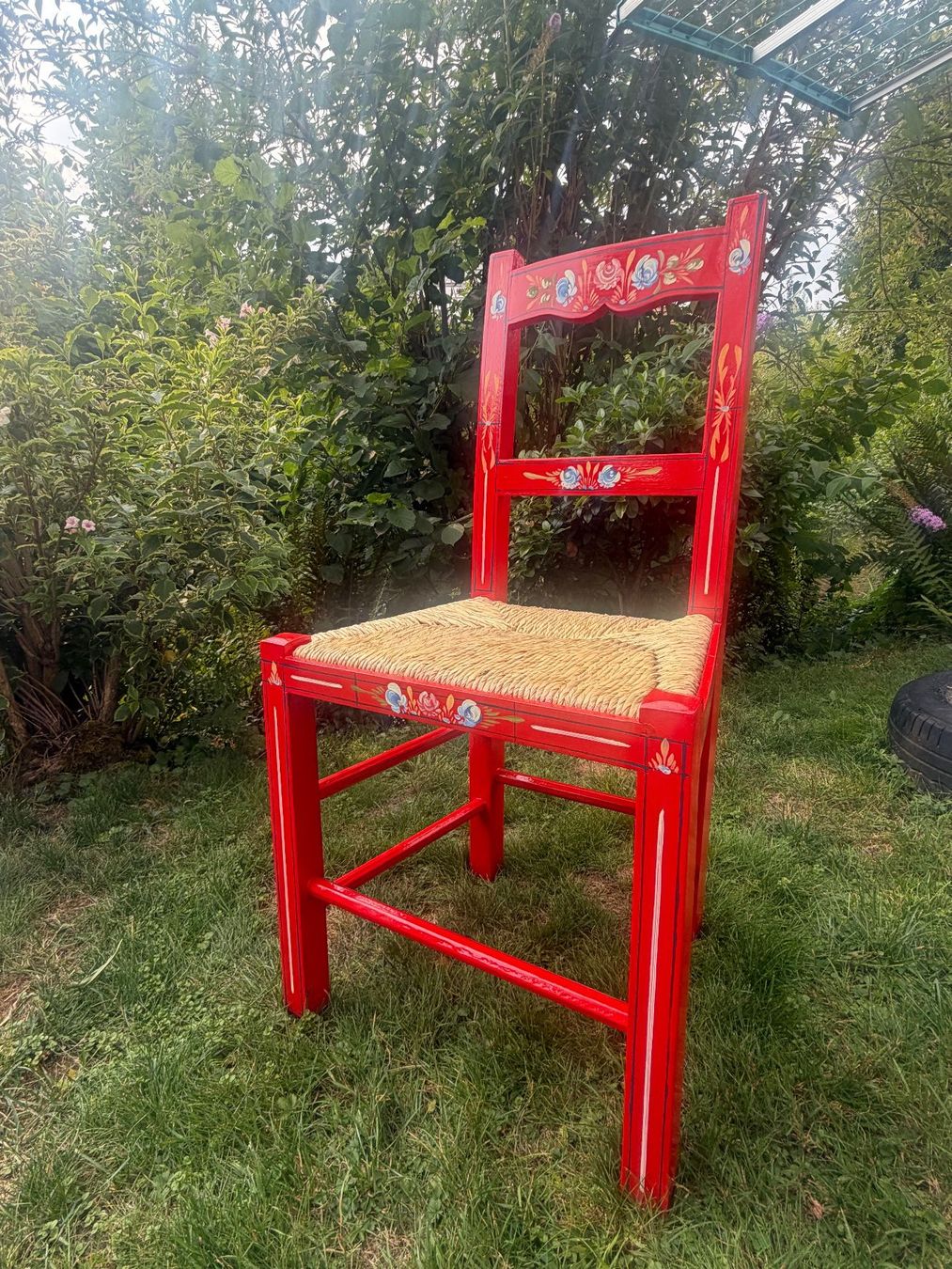 Stühle: 2 rote Stühle mit Blumenmuster Sitzfläche geflochten – Gebraucht aus Spreitenbach von aar_zs8f 2