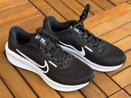 Nike Laufschuh Downshifter 13 in Schwarz-weiss
