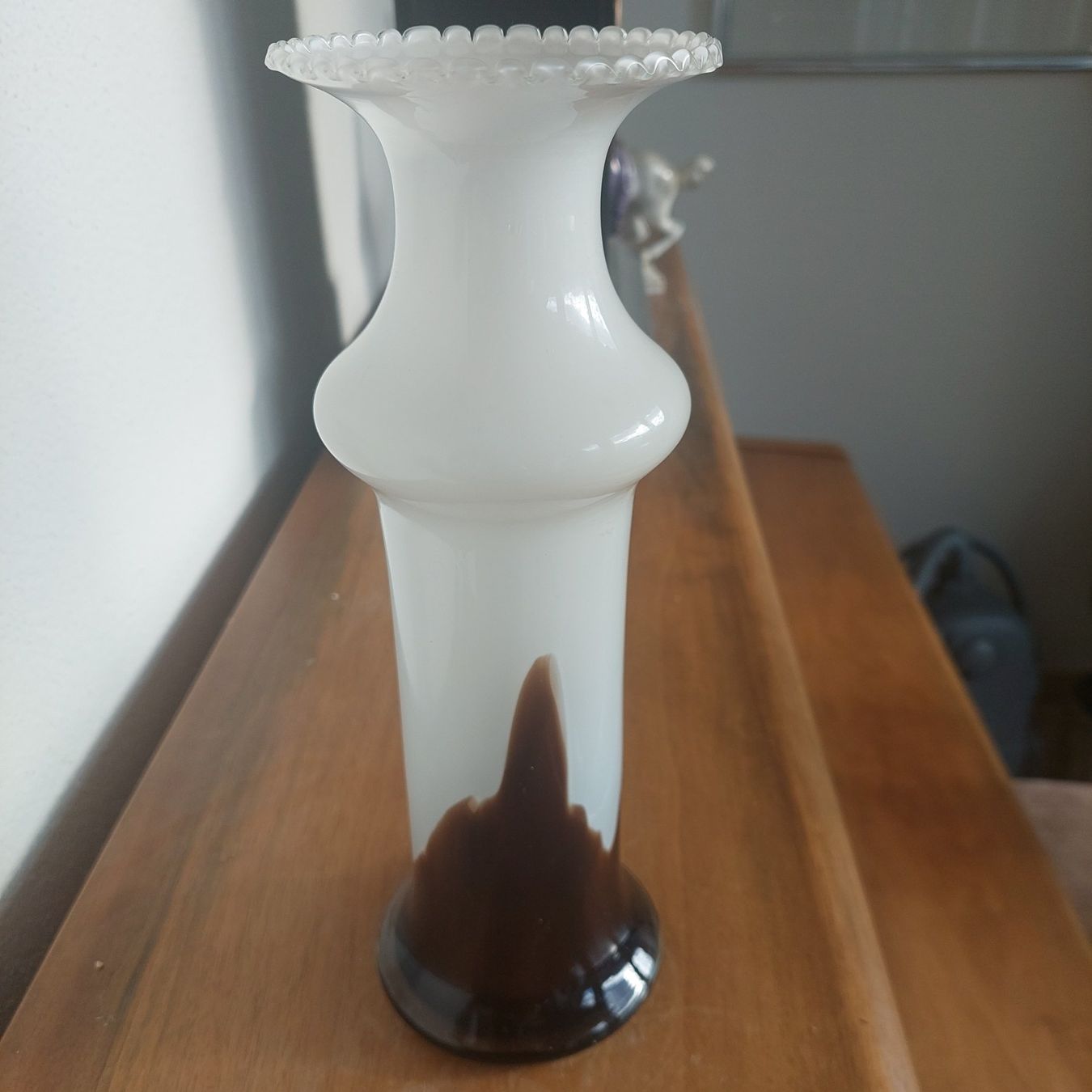 Vasi & Recipienti: Alte Opaline Glasvase weiss -braun – Usato da Hergiswil NW venduto da maiette-23.N 1