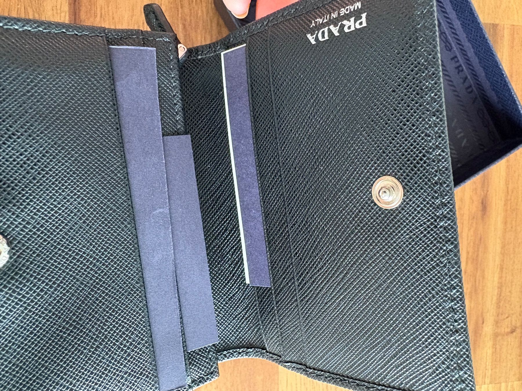 Prada Portafogli: Prada Small Saffiano Leather Wallet – Nuovo (secondo la descrizione) da Aarburg venduto da roc_9n2c 7