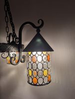 Set aus schmiedeeisernen Lampen mit Buntglas