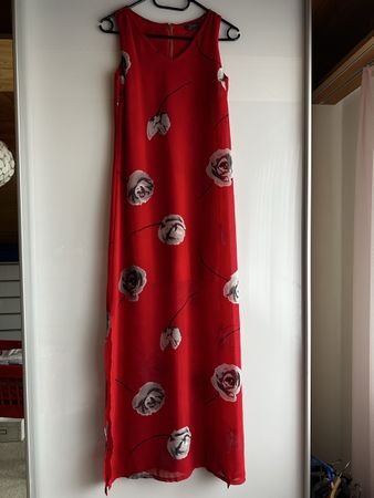 Elegantes Sommerkleid rot mit Rosenmuster Grösse S