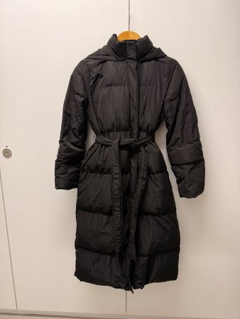 Schwarzer Wintermantel mit Kapuze, Grösse S, Top Zustand!