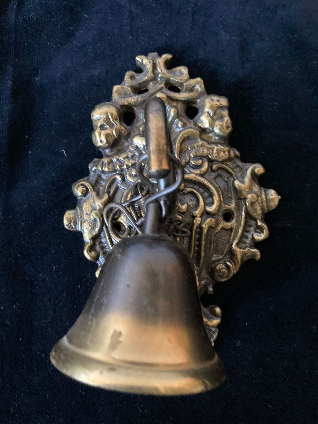 Glocken & Treicheln: Kleine Wandglocke  aus Messing – Gebraucht aus Zürich von Chaeffeler