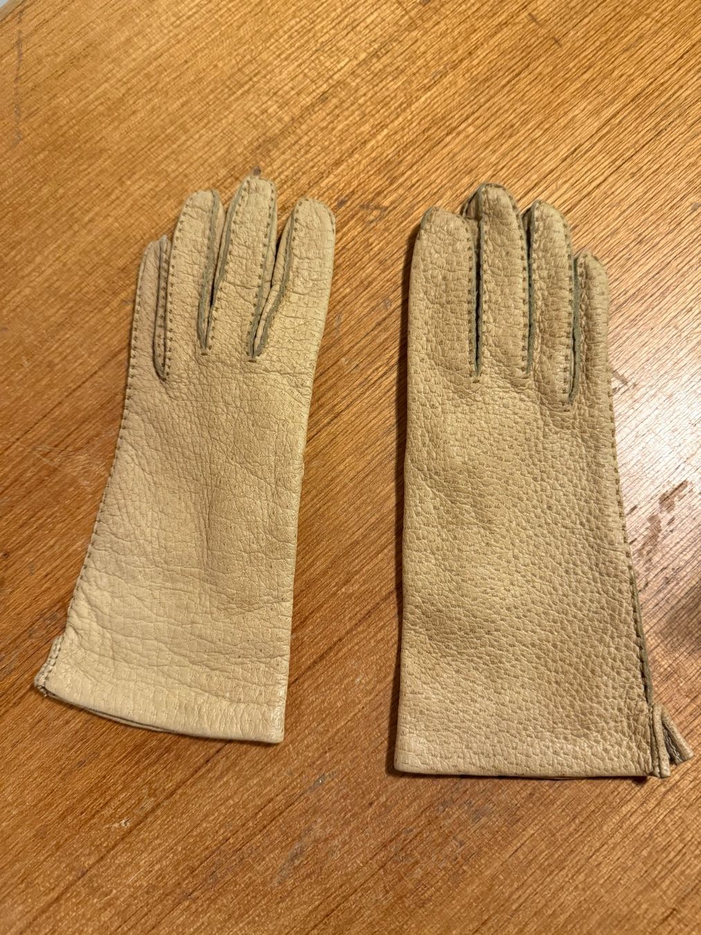 Guanti & manicotti: Gants "beurre" RARE – Usato da Le Cerneux-Veusil venduto da Maraud01