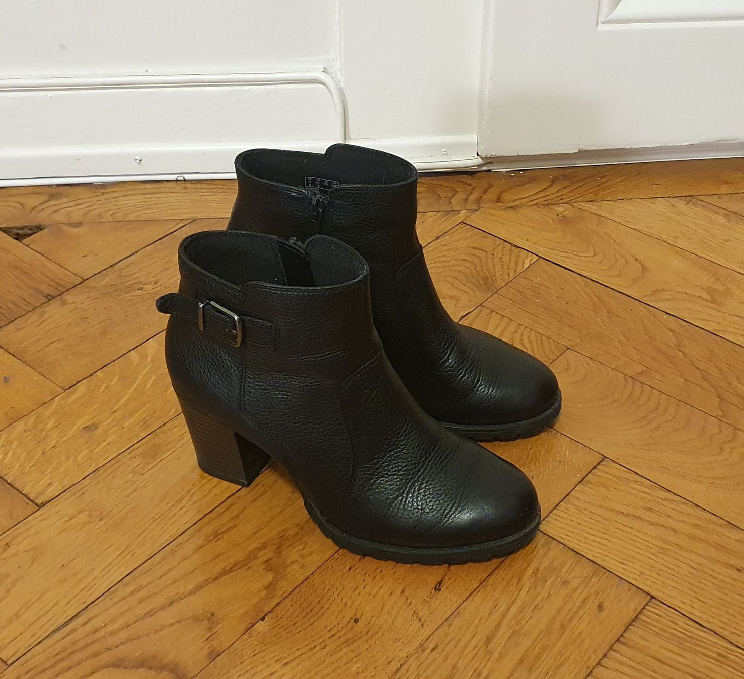 Clarks Scarpe da donna: Bottines noires Clarks taille 37 – Usato da Lausanne venduto da Xenita