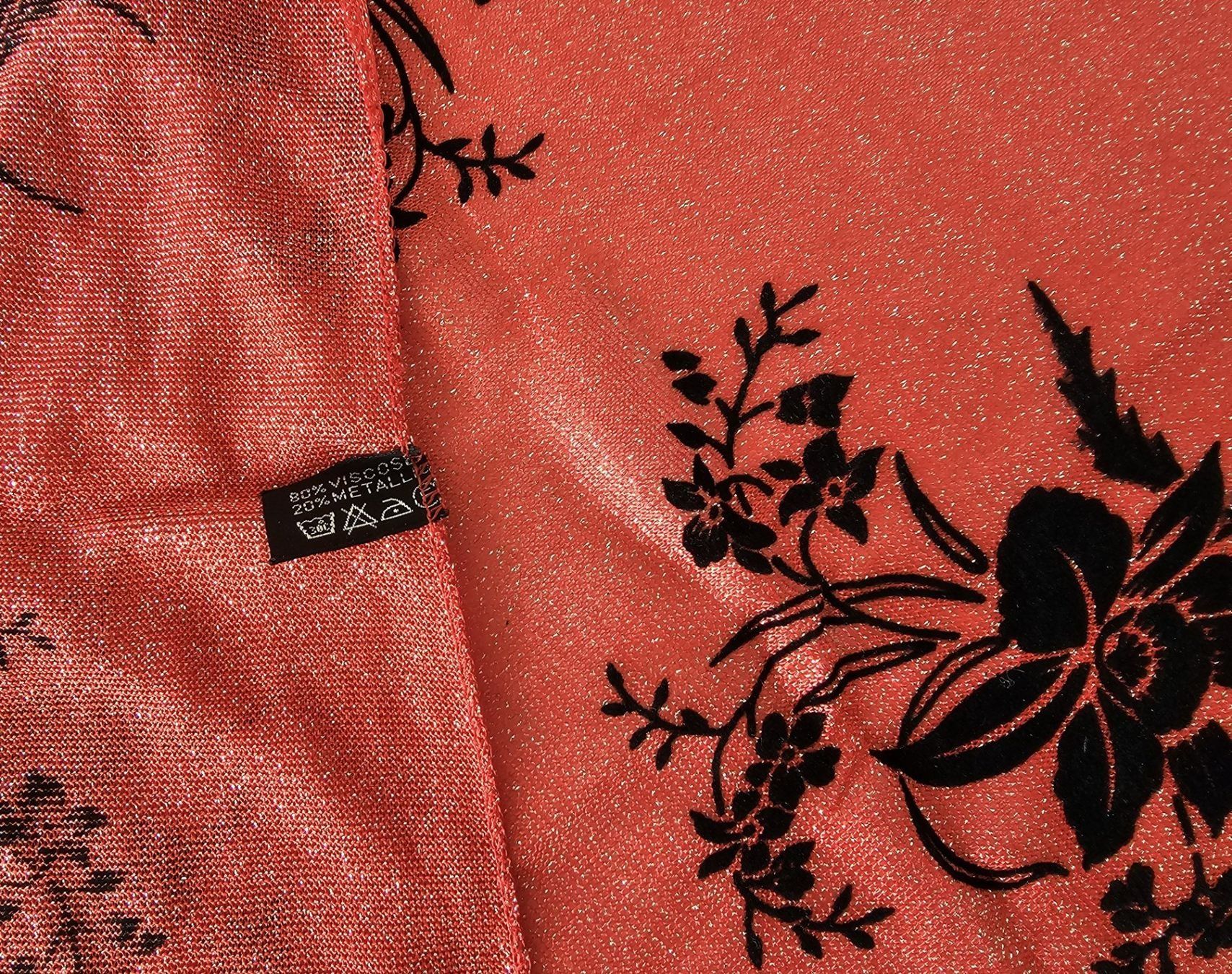 Foulards, Tücher & Schals: Foulard triangle rouge avec fil argenté – Neu und originalverpackt aus Porrentruy von Danreisende 3