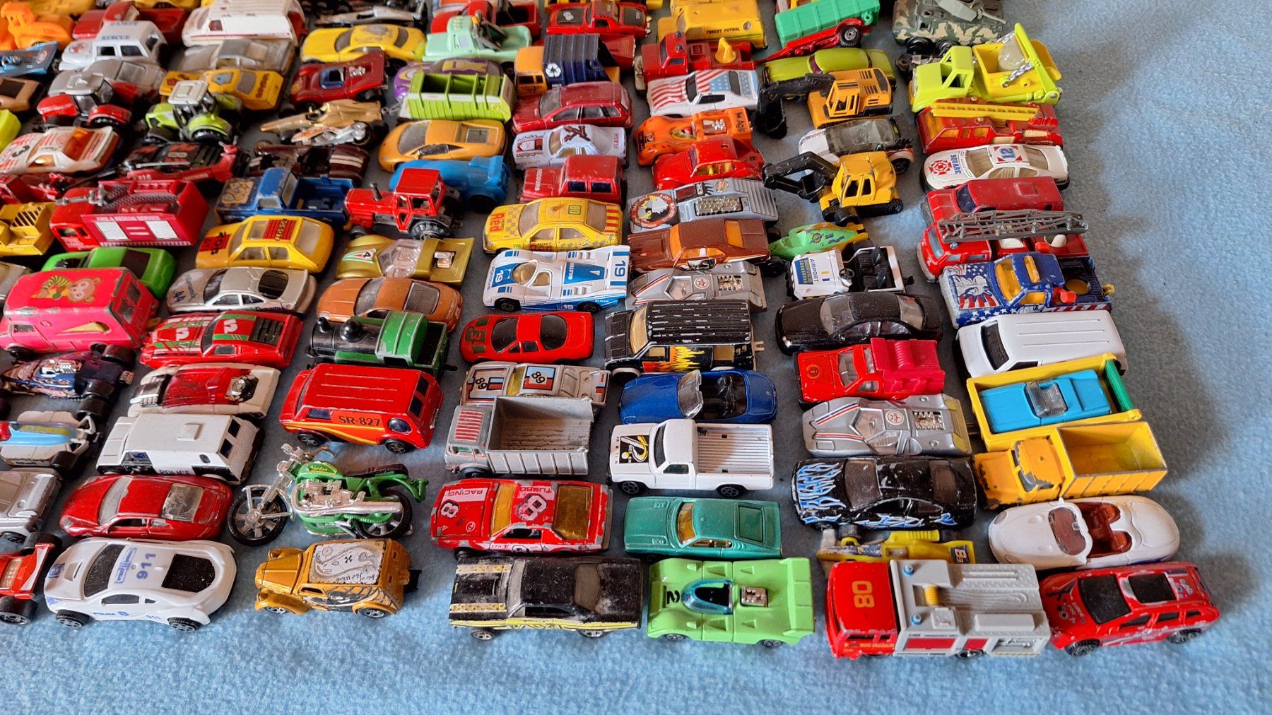 Jouets: Über 200 Spielzeugautos – D'occasion à Wilchingen par 80x120 2