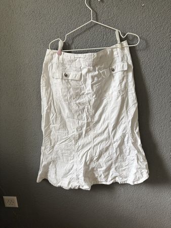 Jupe mi-longue blanche avec poches en bon état