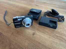 Digital Kamera Olympus FE-240 mit Ladegeräte und Tasche