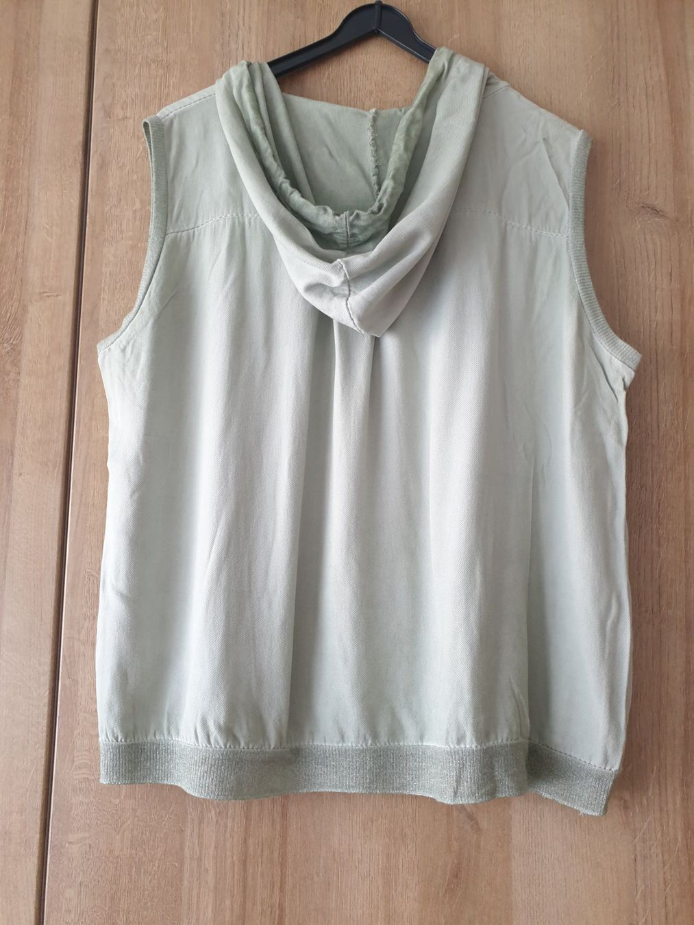 T-shirt: Modernes Kurzarm-Shirt mit Kapuze – Nuovo (secondo la descrizione) da Möriken AG venduto da pam66 1