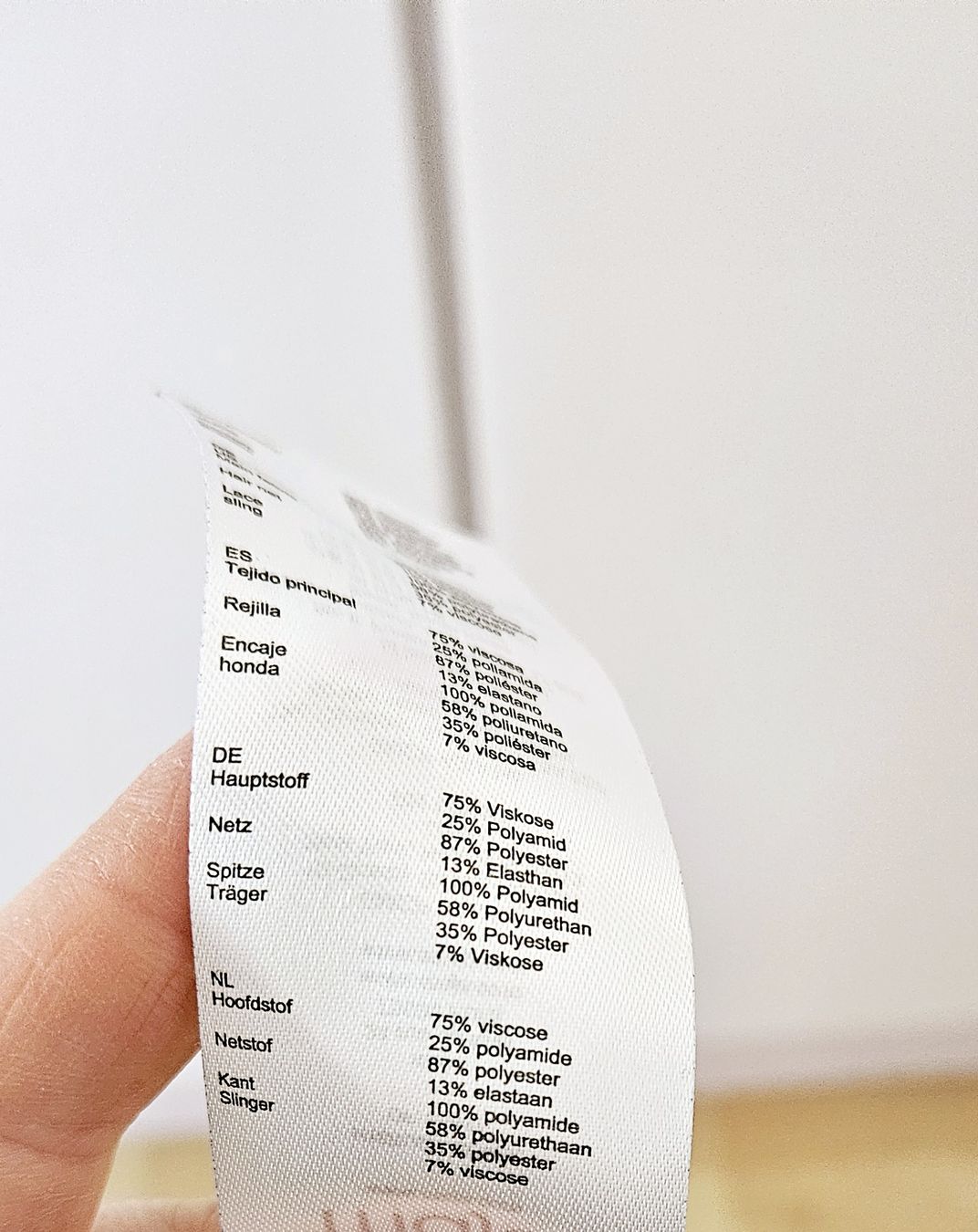 Maje Vestiti: Maje Samtkleid mit Spitze Gr. 3/38 schwarz – Usato da Hellbühl venduto da Oki_doki 5