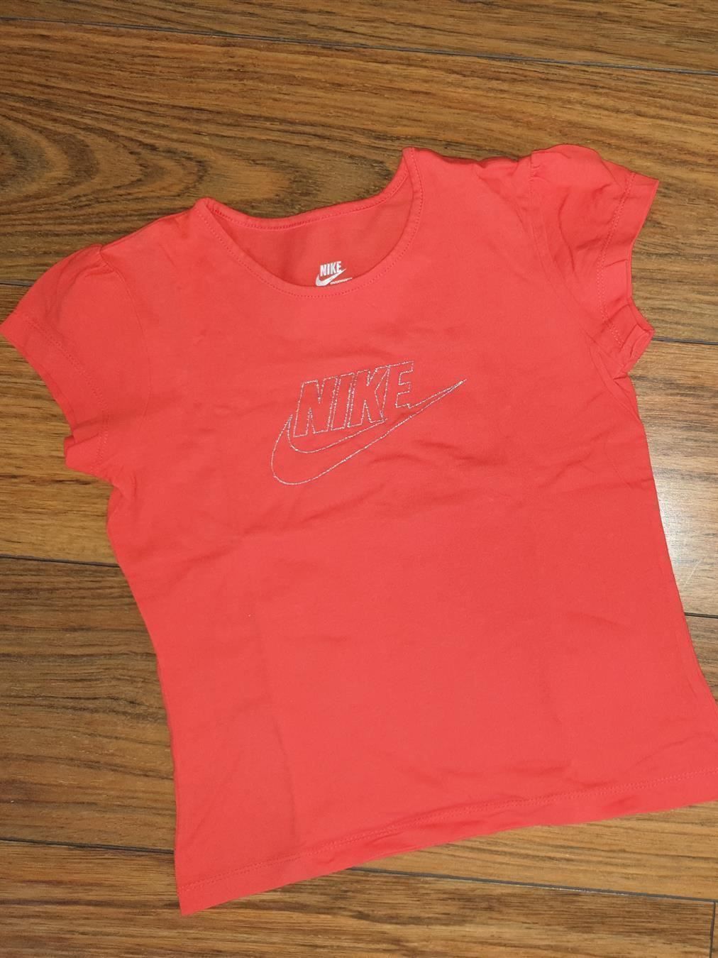 Nike Camicette, T-shirt & Top: Sport Shirt NIKE Gr. 140 – Usato da Buchrain venduto da regenblume3