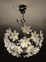 Hängelampe mit Blumen-Design