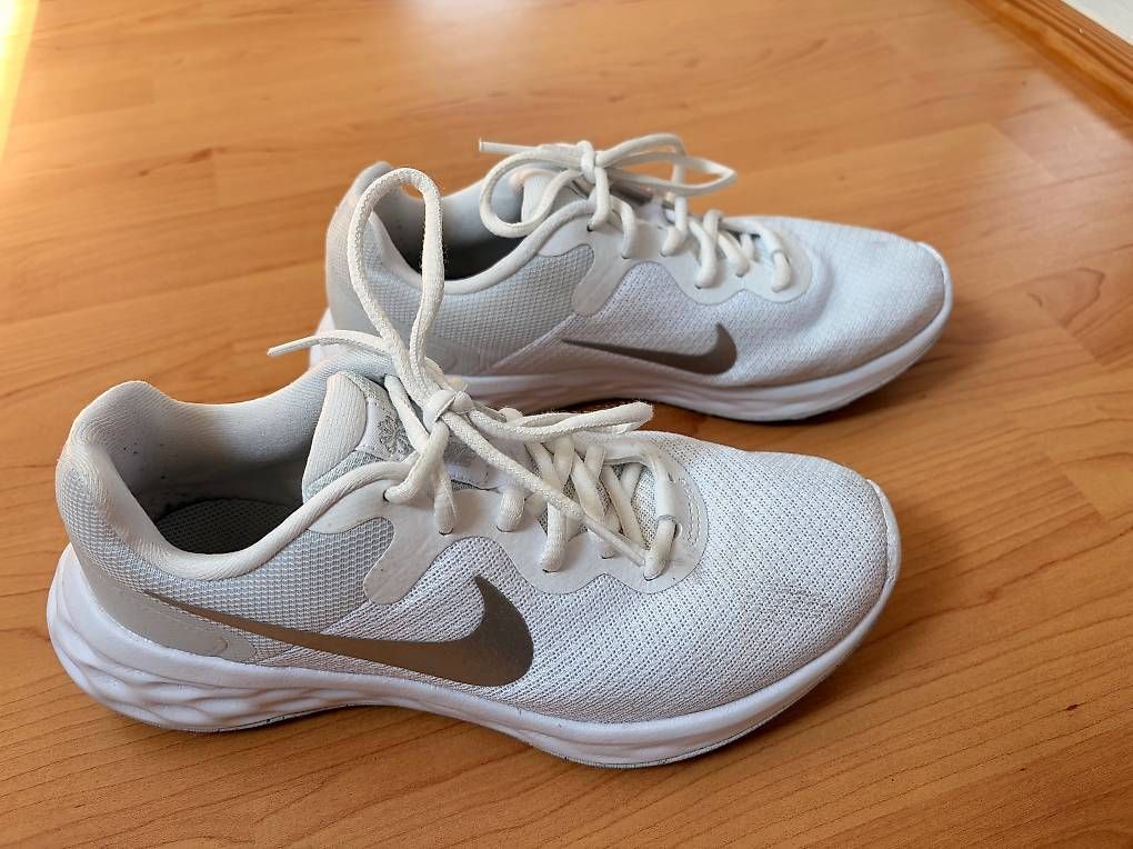 Nike Damenschuhe: Nike Revolution Laufschuhe Gr. 37,5 – Gebraucht aus Aarau von lyski