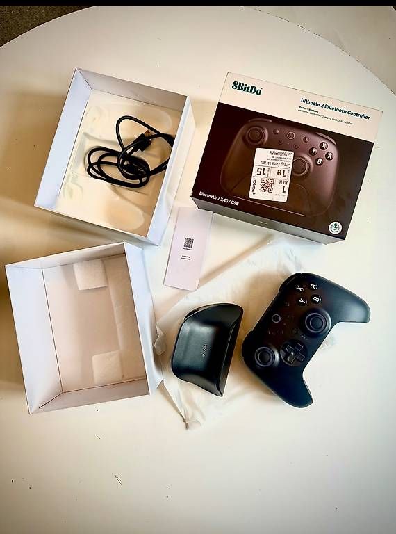 8BitDO Manettes: 8BitDo Ultimate Bluetooth 2 Controller+Ladestation Neu – Neuf avec emballage d'origine à Rüfenacht BE par Caroly_Evora 4