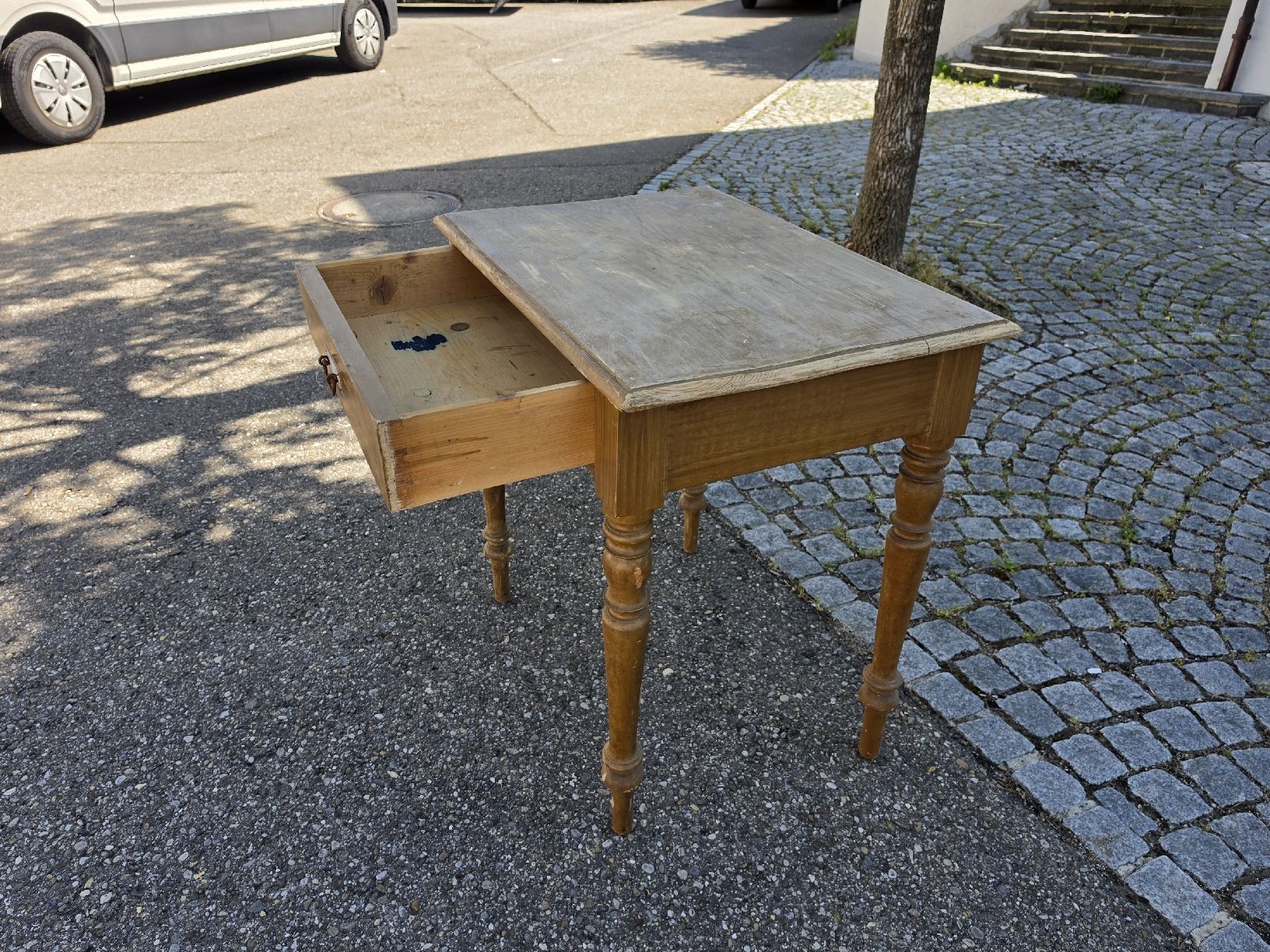 Tavoli: Kleiner Tisch mit Schublade, hellbraun, gebraucht – Usato da Mettlen venduto da elios0888 9