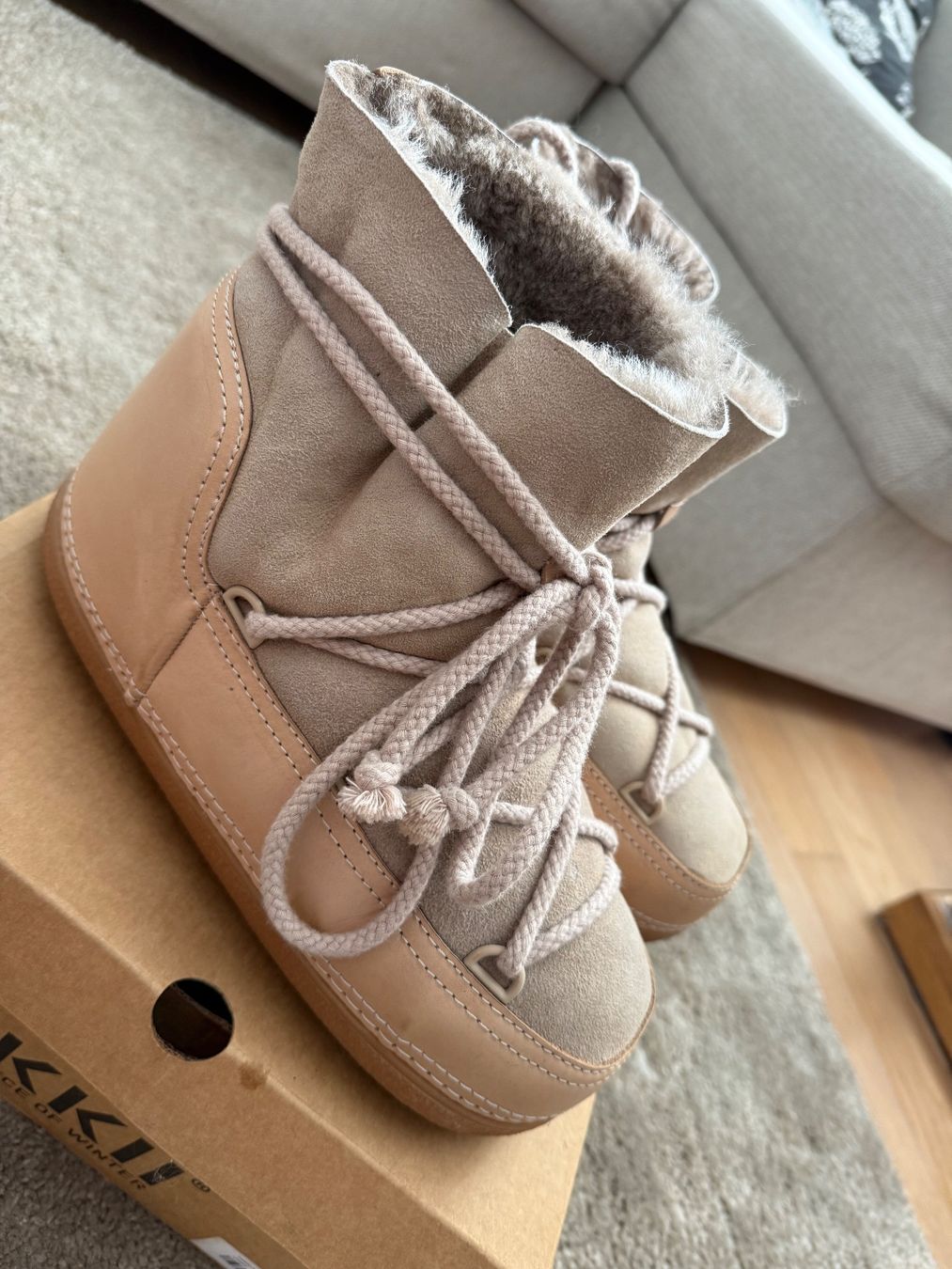 Scarpe da donna: IKKII Beige Boots Damen Lammfell Futter 41 – Usato da Beromünster venduto da Barbraa