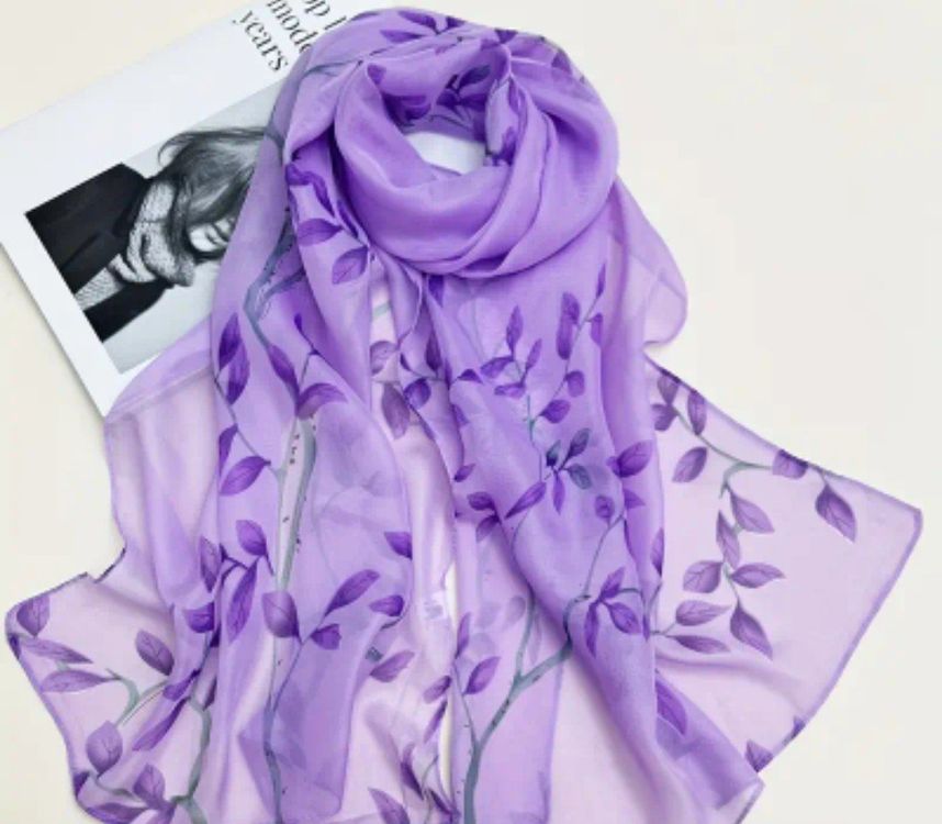 Foulards & écharpes: Lila Schal mit Blättermuster – Frühlingserwachen! – D'occasion à Bern par titaniumsnow