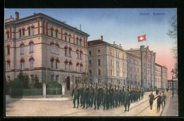 Zürich, Kaserne, Soldaten marschieren i