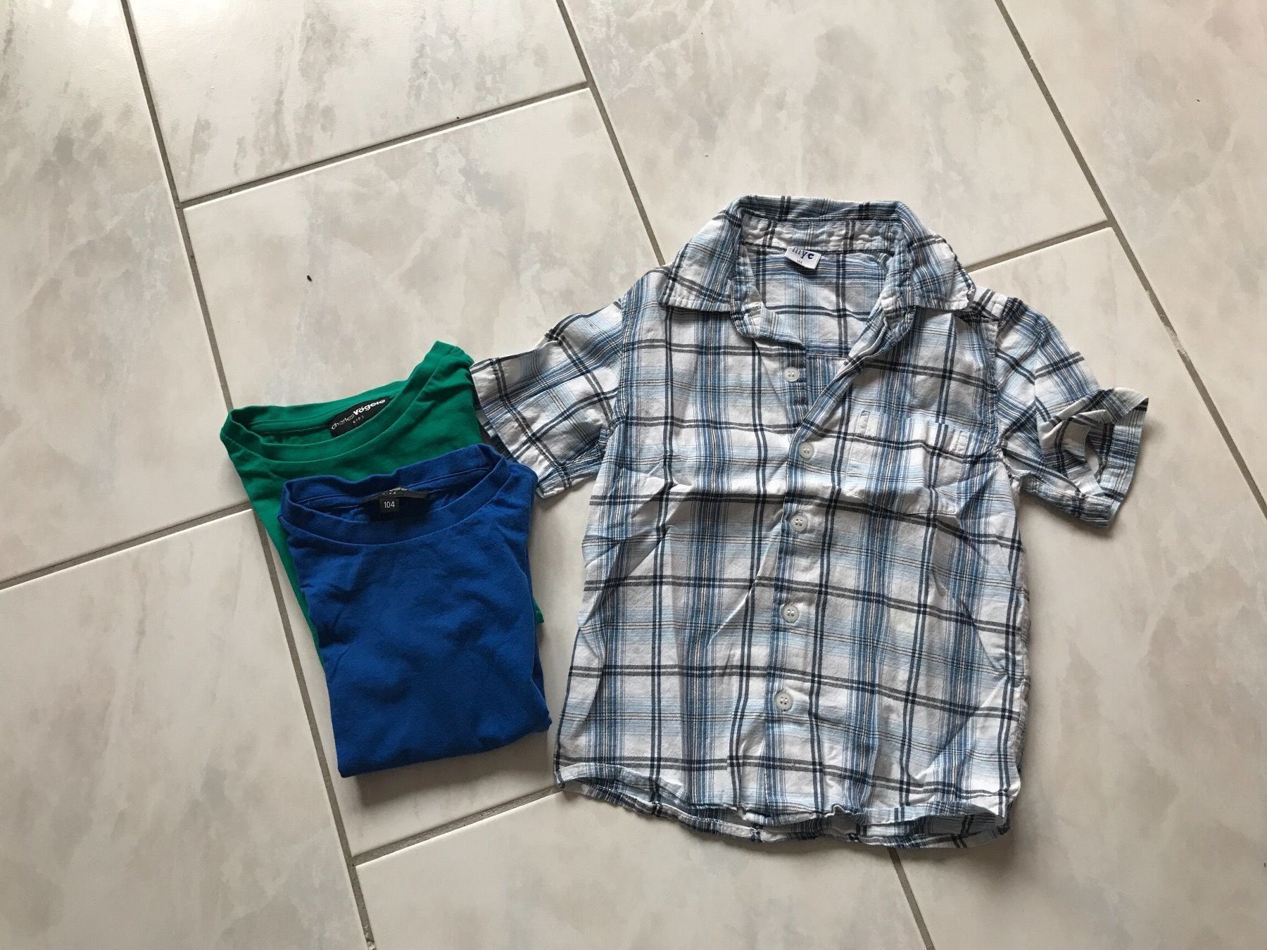 Lotti & Set di vestiti: Kleiderset Grösse 104 – Usato da St.Pantaleon venduto da frodobi