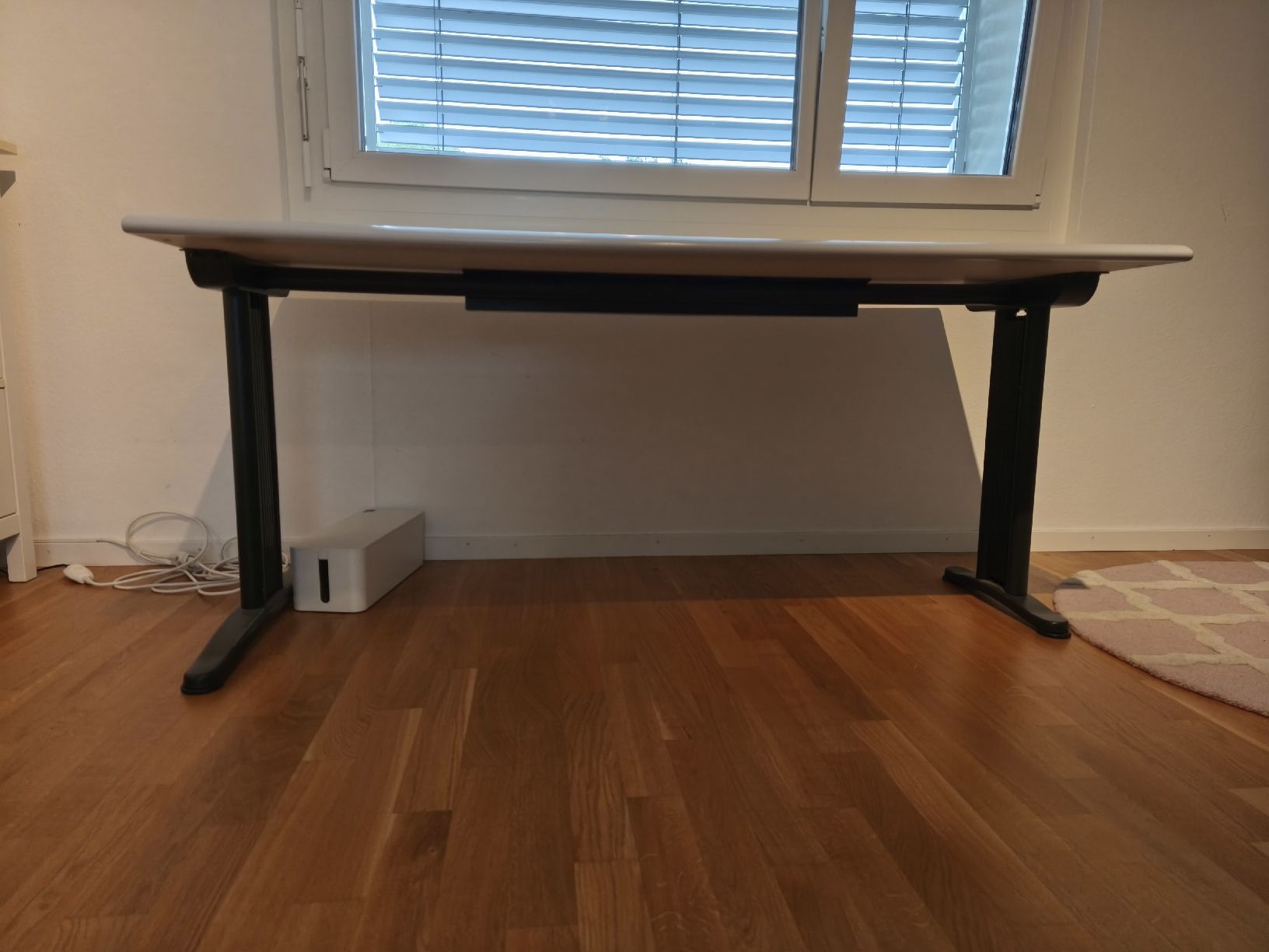 Scrivanie: Schreibtisch hellgrau / schwarz 160x80x70cm – Usato da Winterthur venduto da Philips_stuff 2