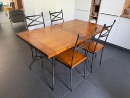 Table de salle à manger avec chaises